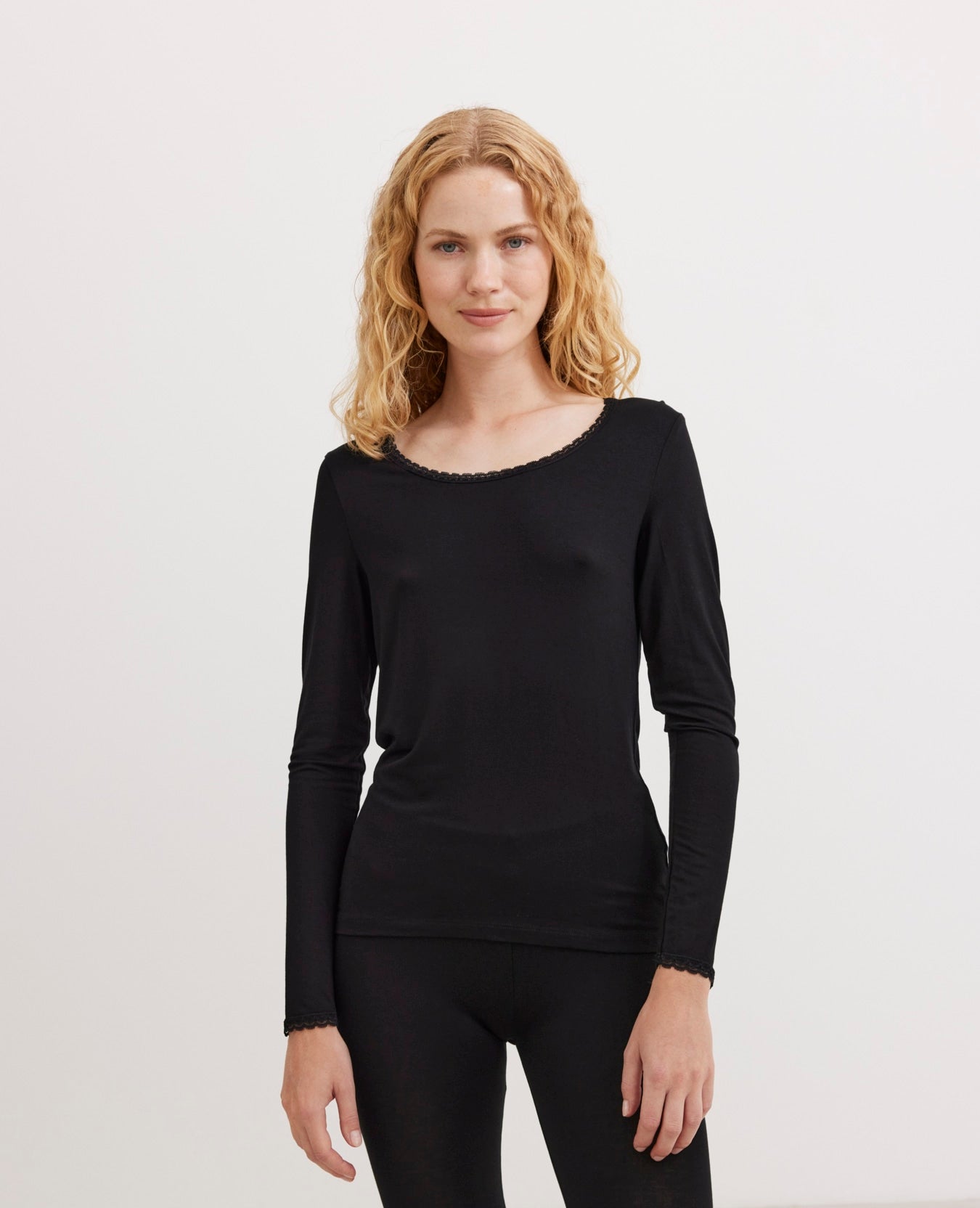 ALMANN BASIC JERSEY BLOUSE WITH LACE HEM