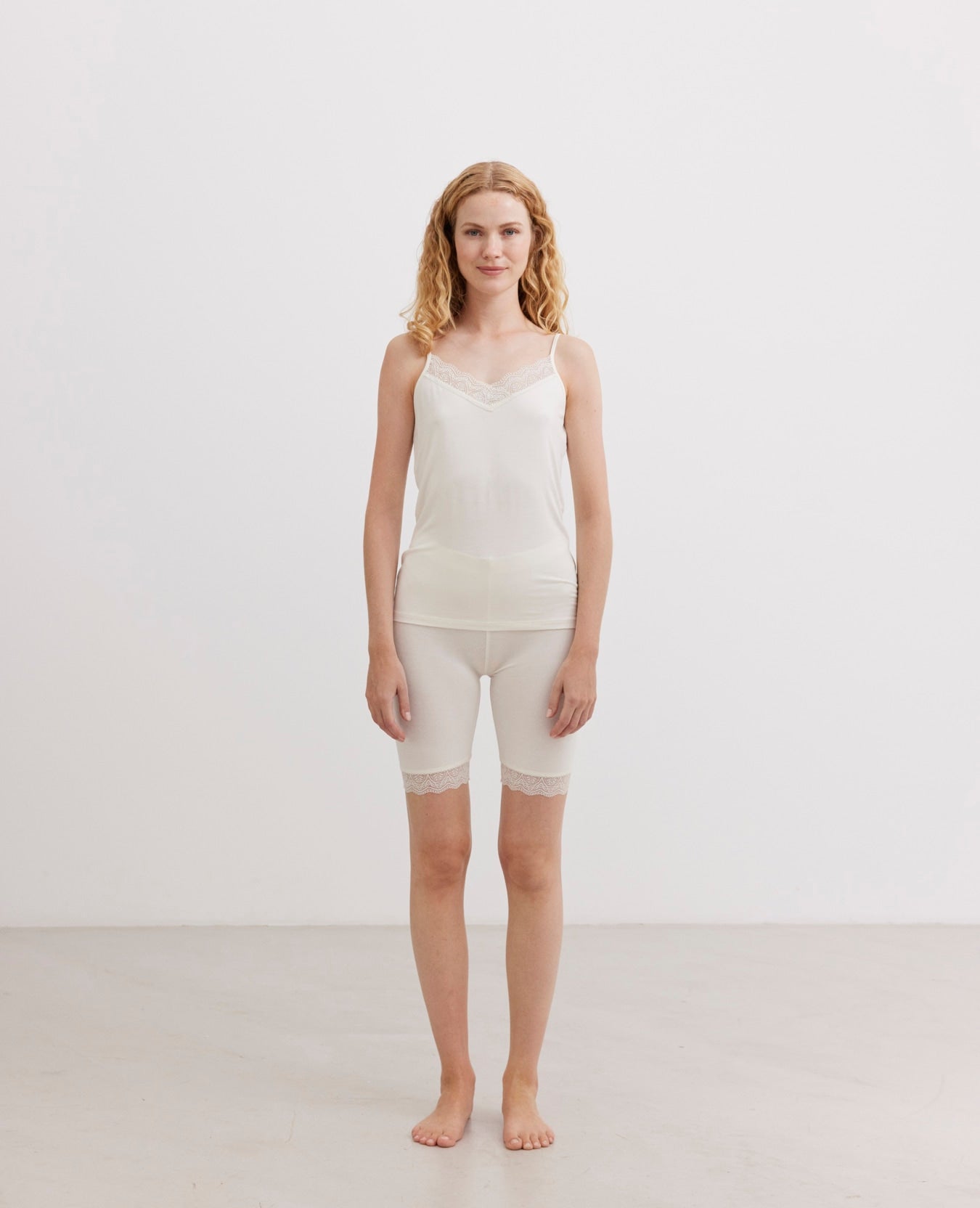 ALMANN BASIC JERSEY TOP WITH LACE